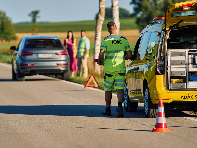 adac-straßenwacht-einsatz-landstraße-sommer.jpg Bild adac-straßenwacht-einsatz-landstraße-sommer.jpg